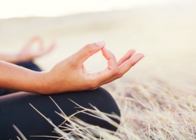 hoe ondersteunt yoga bij kanker vrouw mediteert Hoe ondersteunt yoga bij kanker? - Wereld van Yoga