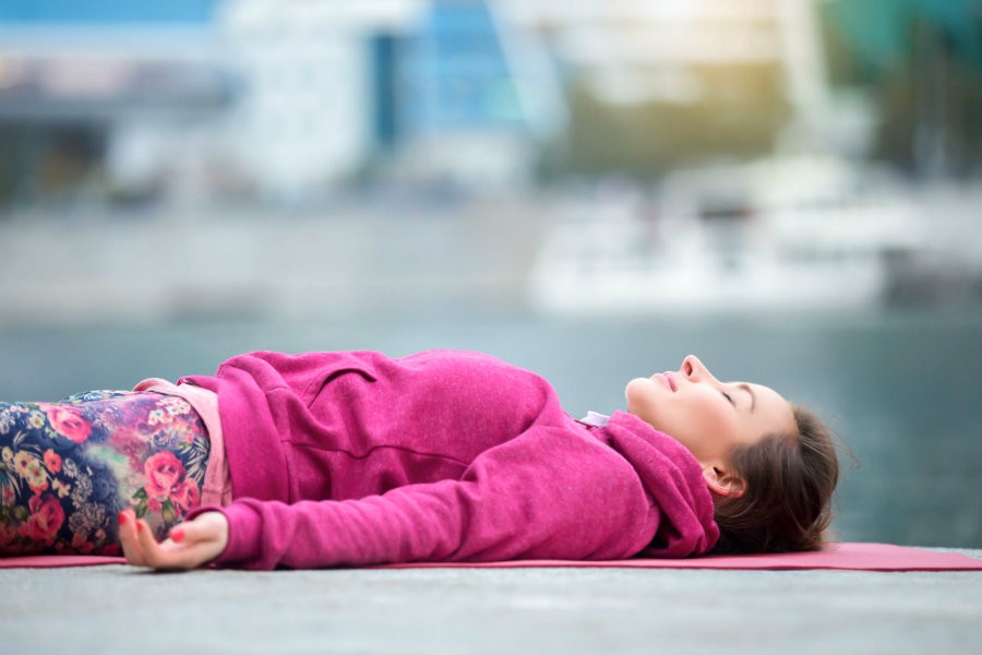 verschil restorative yoga nidra vrouw ontspannen Wat is het verschil tussen Restorative Yoga en Yoga Nidra?    - Wereld van Yoga