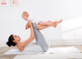 kinderyoga wat is baby yoga vrouw doet yoga met kind Kinderyoga: wat is baby yoga? - Wereld van Yoga