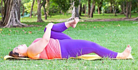 big yoga overgewicht dikke vrouw doet yoga in park big yoga overgewicht dikke vrouw doet yoga in park