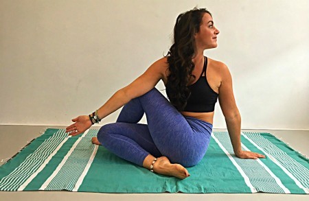 5 yoga oefeningen nek schouders zittende twist