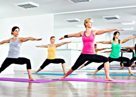 bikram yoga wat is het wat doet het voor je 4 vrouwen yogahoudingen in warmte Bikram Yoga: wat is het? - Wereld van Yoga