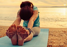 yoga helpt bij hormonen vrouw doet yoga strand 4 redenen waarom yoga helpt bij hormonen - Wereld van Yoga