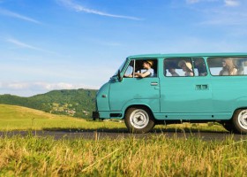 stijfheid tijdens reis met auto busje Stijfheid tijdens de reis? 4 yoga tips om soepel te blijven - Wereld van Yoga