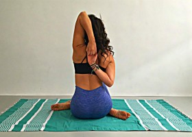 Koeienkop gomukhasana yoga soepele schouders heupen vrouw zit en doet koeienkop houding Koeienkop (Gomukhasana) in yoga - Wereld van Yoga